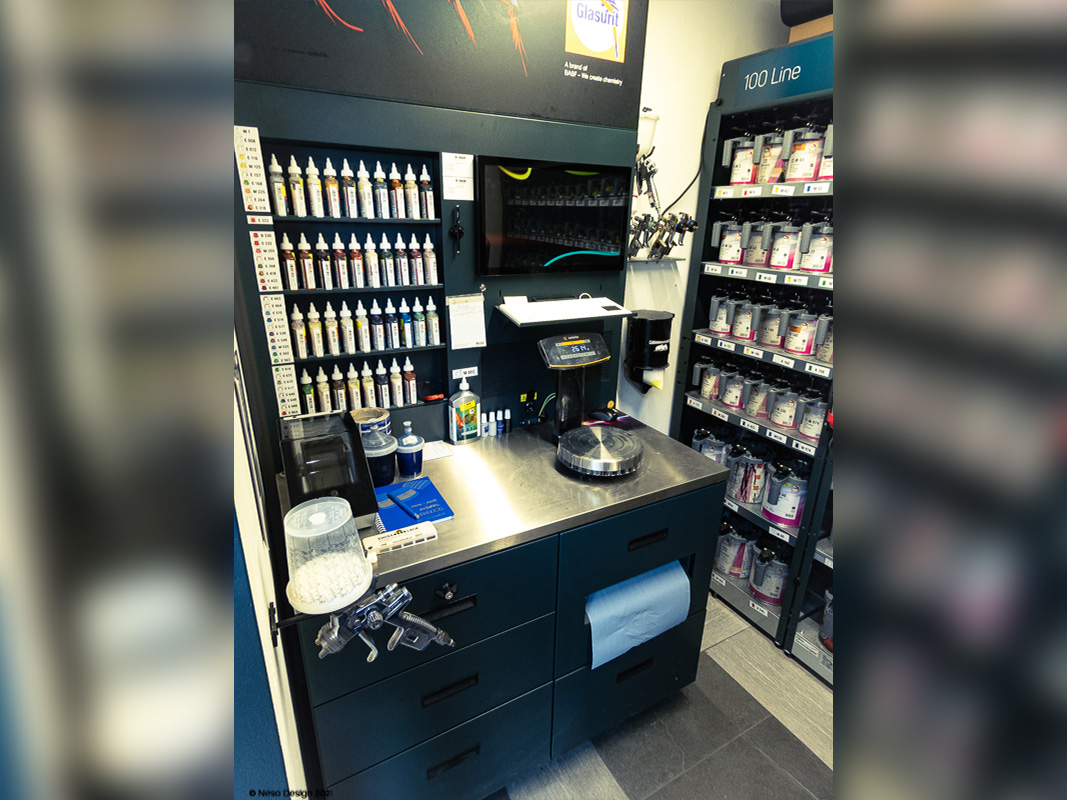 Peinture a l'eau, préparation, contrôle de teinte et ajustement des couleurs, carrosserie de Colombier, Neuchâtel